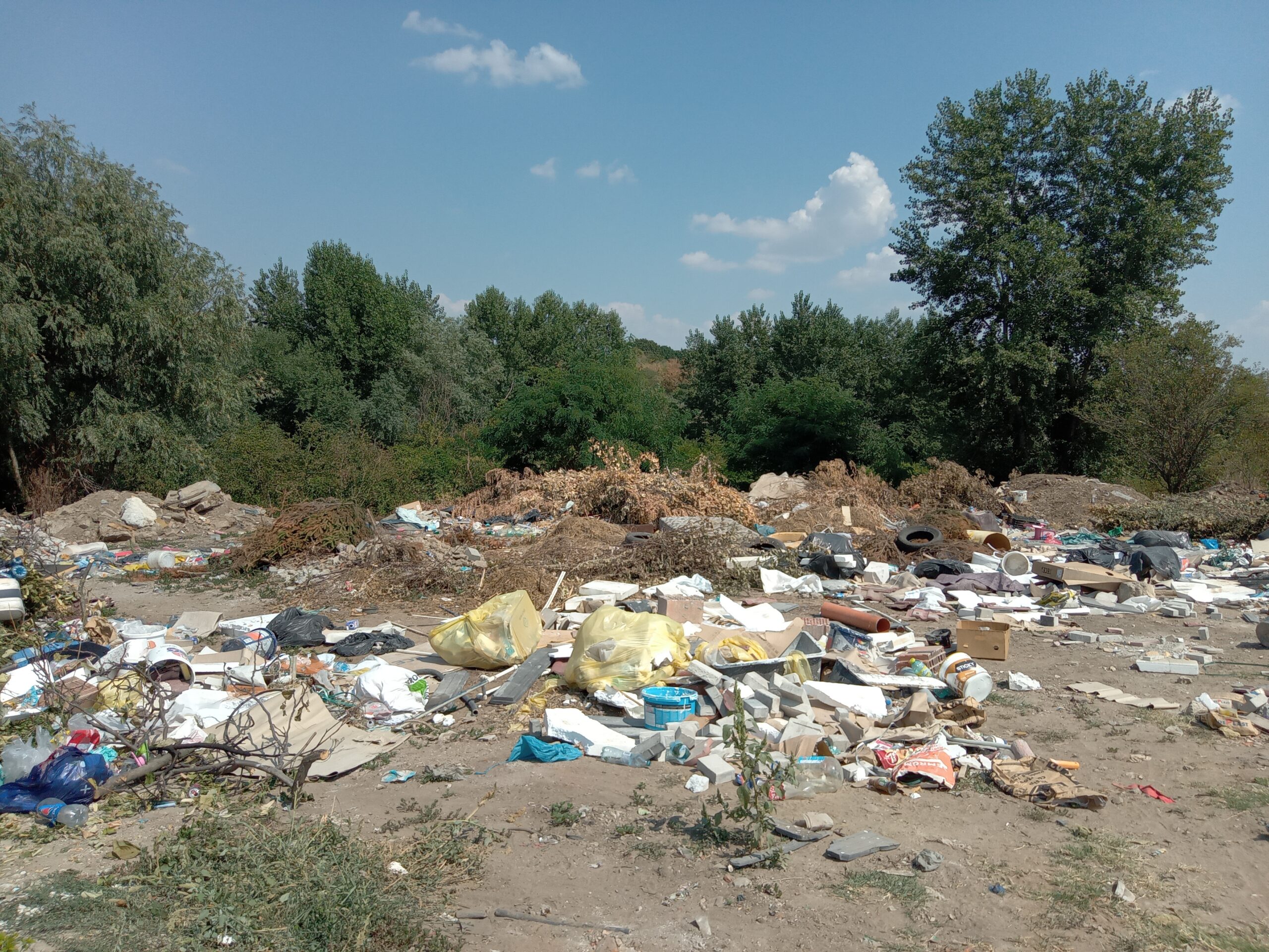 deseuri de plastic pe raul Argeș