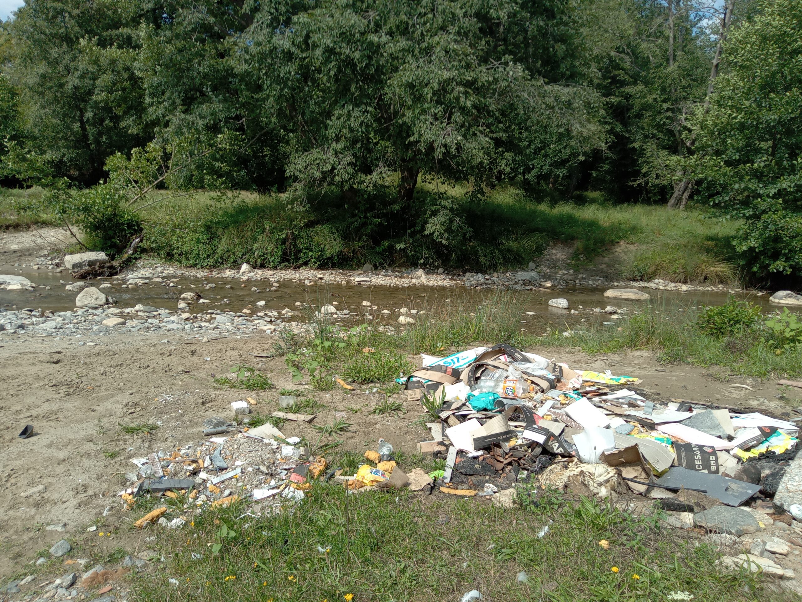 deseuri de plastic pe raul Argeș